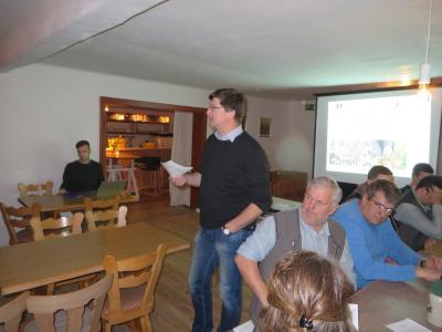 Thomas Kronast (ALE Oberbayern) motiviert die Teilnehmenden beim Boden- und Gewässerschutz zusammenzuarbeiten