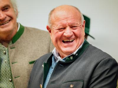 zwei ältere Männer aus dem Team Pelhamer See lachen schallend beim boden:ständig-Forum