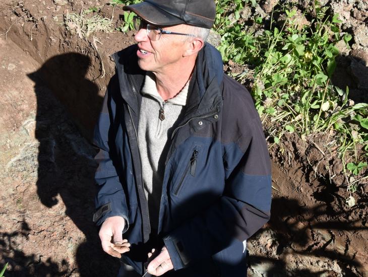Ewald Herrmannsdörfer erläutert den Besuchern des Bodentags die Fuktion von  Wurzeln mit Mykorrhizen