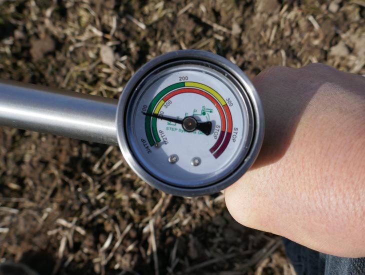Foto: Prüfung der Bodendichte mit einem Penetrometer auf einem Feld mit Zwischenfrüchten